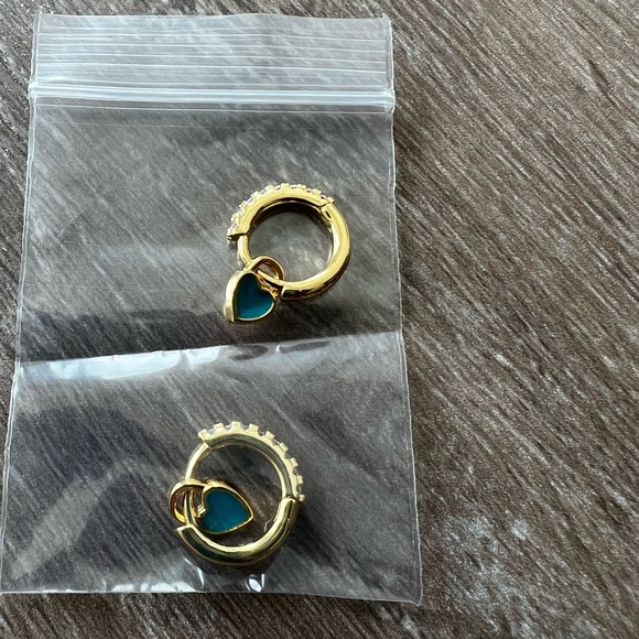 New 18k Gold Plated Diamond Hoop Earrings Teal Heart - Picture 3 of 8